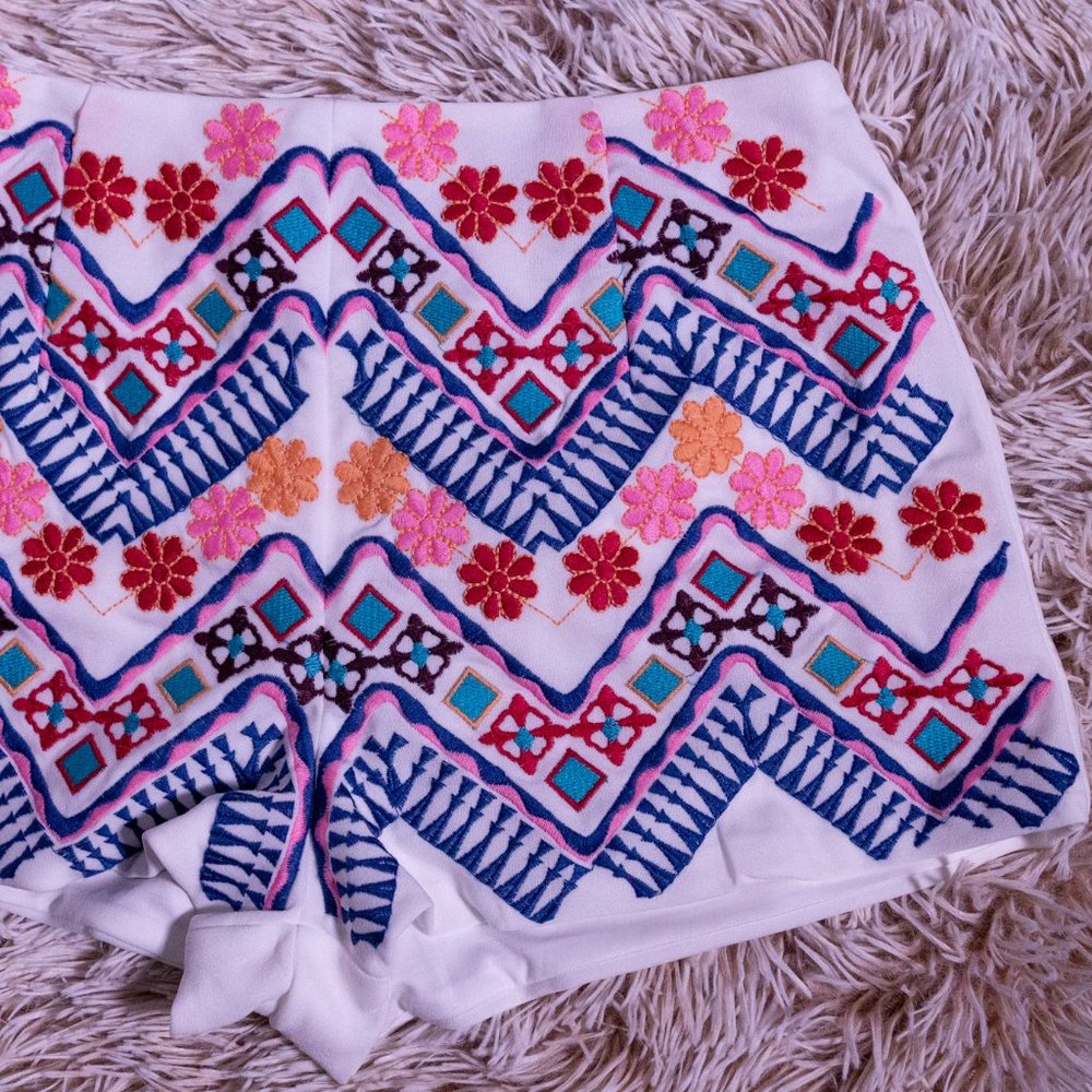 White High Waisted Shorts With Embroidery